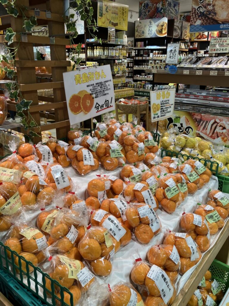 1階で地元のみかんや野菜を販売している写真