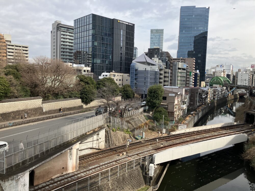 聖橋から湯島聖堂を望む写真