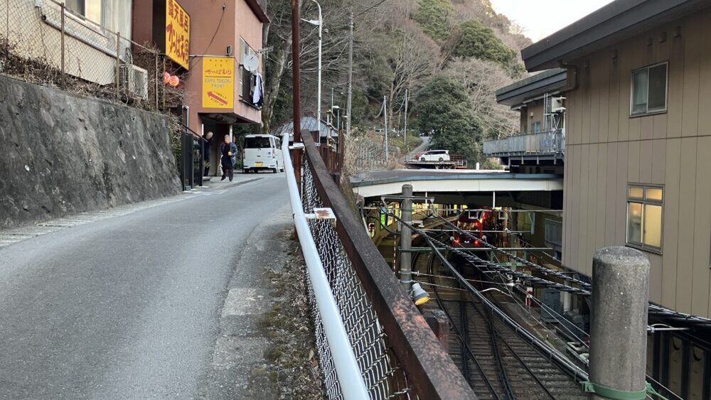 かっぱ天国への道から箱根湯本駅のホームが見える写真