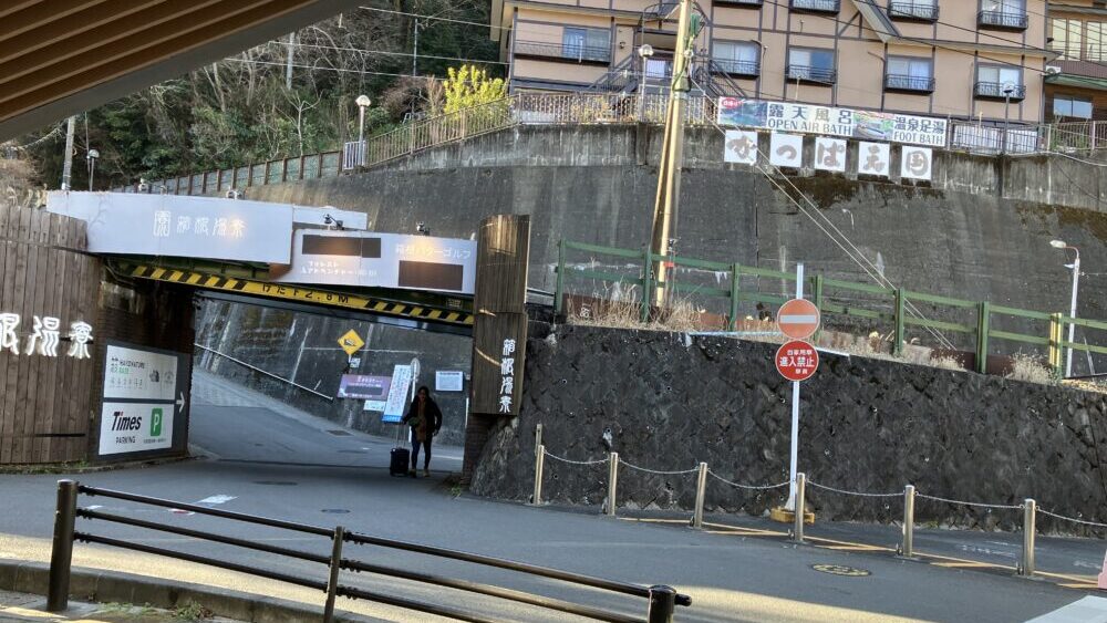 線路下を通るり天国へと続く道の写真