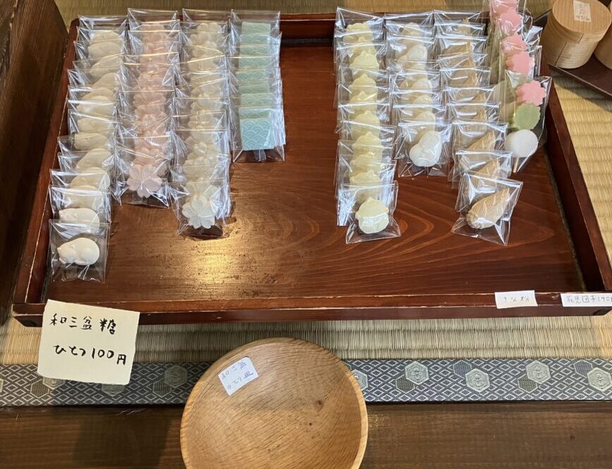 綺麗に整列した落雁の写真