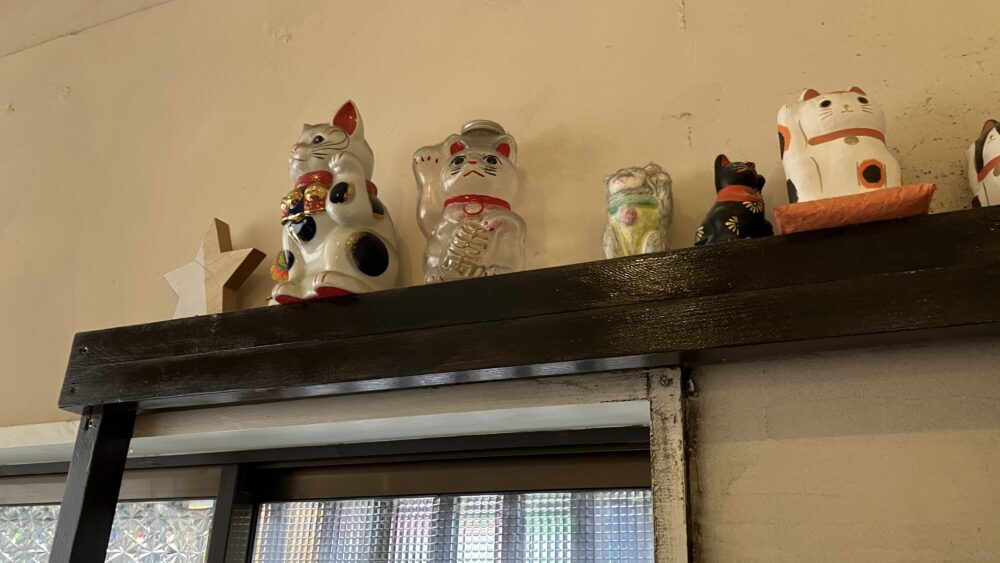 招き猫が思い思いの時を過ごす写真