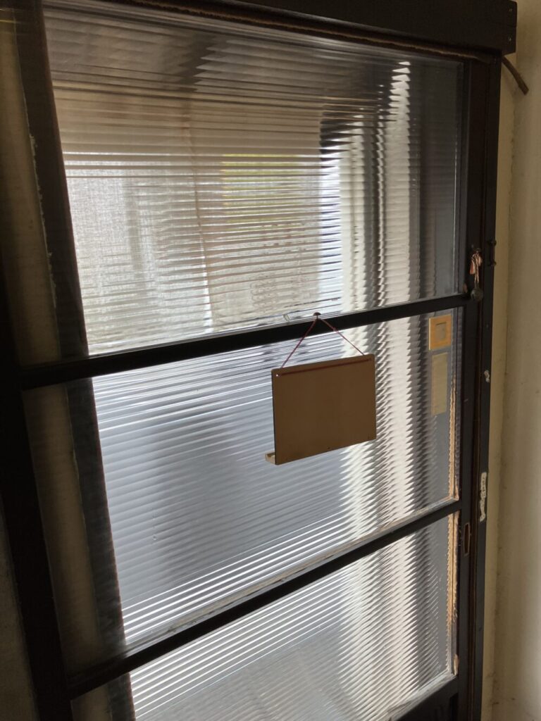 店内から見た入口扉の写真