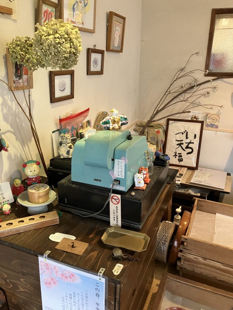 レトロなレジ台の写真