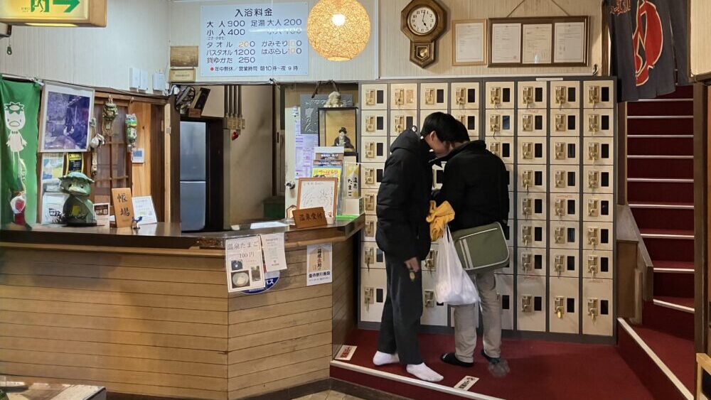 懐かしい雰囲気の受付と下足入れの写真