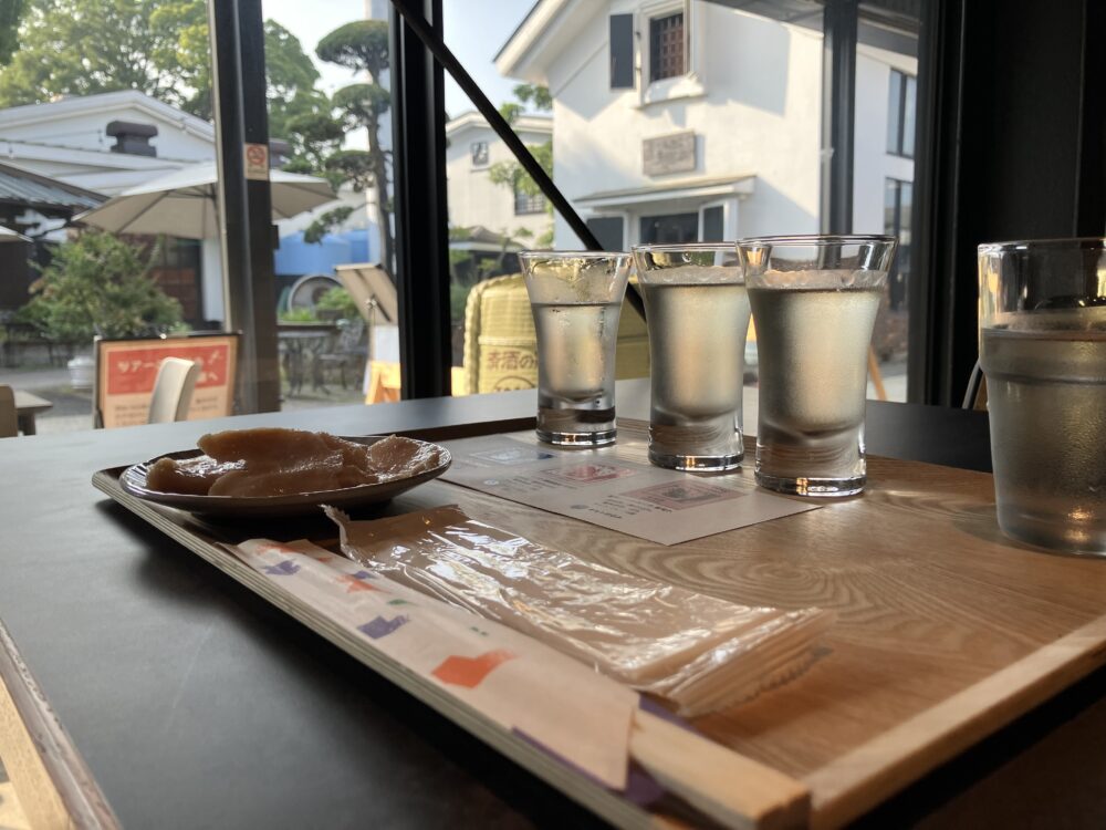 窓辺の席で利き酒の写真